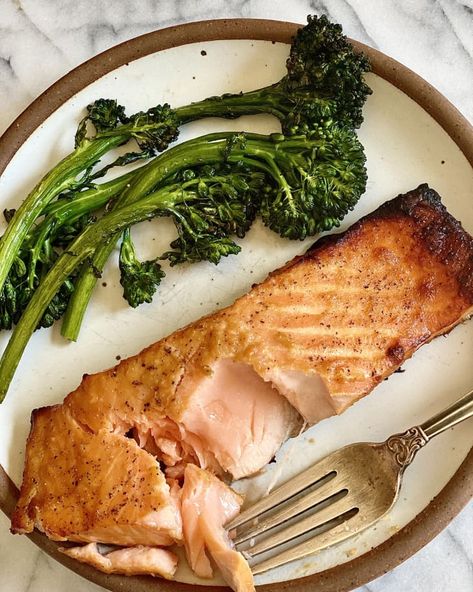 Broccolini Recipe, Ginger Salmon, Miso Salmon, Marinated Salmon, Airfryer Recipes, Salmon Dinner, Fish Dinner, Cooking Salmon, Air Fryer Recipes Healthy