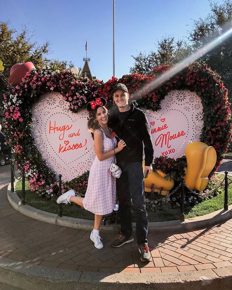 Couples at Disneyland. #valentinesday Disneyland Couples Outfits, Disneyland World, Valentines Surprise, Disney Valentines, Relationships Goals, Disney Ideas, Senior Trip, Valentine Photography, Model Inspo