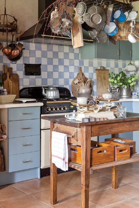 Blue And White Kitchen Decor, Vintage Kitchen Decor Ideas, Blue And White Kitchen, Grey Blue Kitchen, Best Kitchen Colors, Blue White Kitchens, Cottagecore Kitchen, Blue Kitchen Decor, Kitchen Decor Inspiration