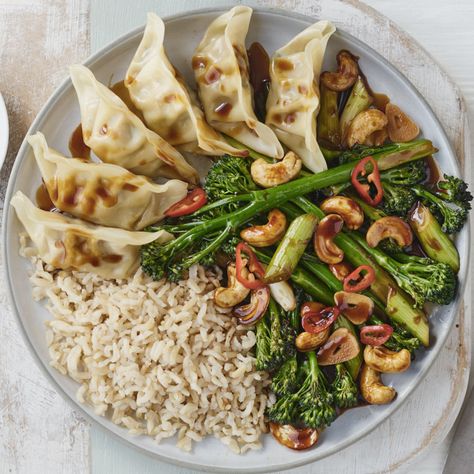 Gyoza Stir Fry, Gyoza Meal Ideas, What To Eat With Gyoza, Gyoza Dinner, Veggie Gyoza, Itsu Recipes, Gyoza Bowl, Bistro Recipes, Steam Vegetables Recipes