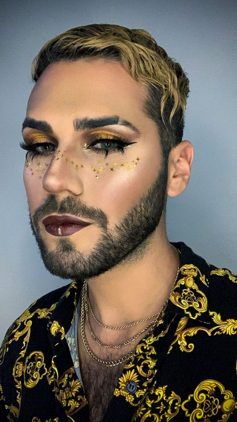 Add me on instagram @Fabilosso #makeup #mua #gold #glitter Fantasy Male Makeup, Gold Outfits Men, Pippin Makeup, Cowboy Makeup, Masquerade Makeup, Gold Glitter Makeup, Queen Gown, Gold Makeup Looks, Greek Men