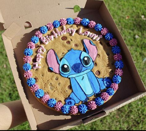 Cookie cake chocolate chips Lilo And Stitch Cookie Cake, Stitch Birthday Treats, Disney Cookie Cake, Stitch Cookie Cake, Stitch Food Ideas, Stitch Birthday Cookies, Stitch Sheet Cake, Stitch Cupcake Cake, Stitch Party Food