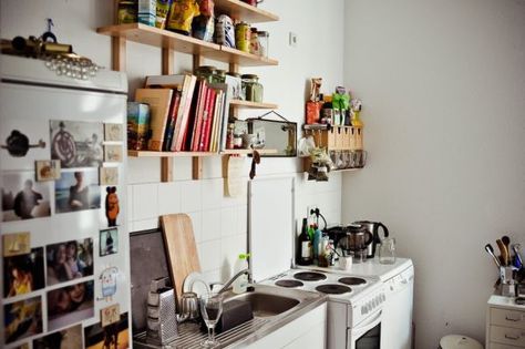 27 Space-Saving Design Ideas For Small Kitchens Ikea Small Kitchen, Student Kitchen, Creative Kitchen Ideas, Organiser Cucina, Small Kitchen Storage, Creative Kitchen, Tiny House Kitchen, Small Space Kitchen, Interior Kitchen