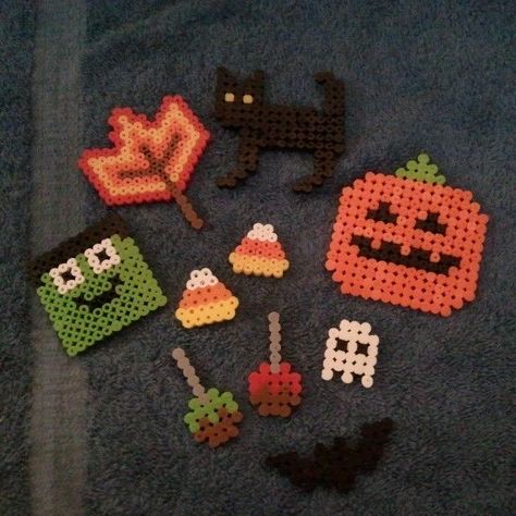 Melting Beads Ideas Halloween, Fall Perler Bead Ideas, Pearler Bead Halloween, Halloween Perler Bead Patterns Small, Fall Perler Bead Patterns, Perler Beads Halloween, Halloween Perler Bead Patterns, Halloween Perler Beads, Halloween Perler