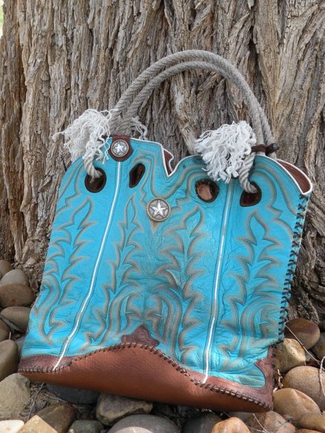 This lady makes the most amazing purses I've ever seen, from old Cowboy boots! The wear creates character! Cowboy Boots Repurposed Ideas, Cowboy Boot Crafts, Old Cowboy Boots, Boot Purse, Old Cowboy, Cowboy Boot Purse, Cowboy Crafts, Boots Diy, Custom Purses