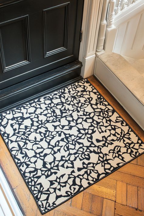 13 Chic Entryway Rug Ideas To Welcome You Home – DreamyHomeStyle Black And White Entryway, Entryway Rug Ideas, Chic Entryway, Apartment Entry, Stylish Entryway, Modern Entry, Entry Mats, Front Entryway, Entryway Mats