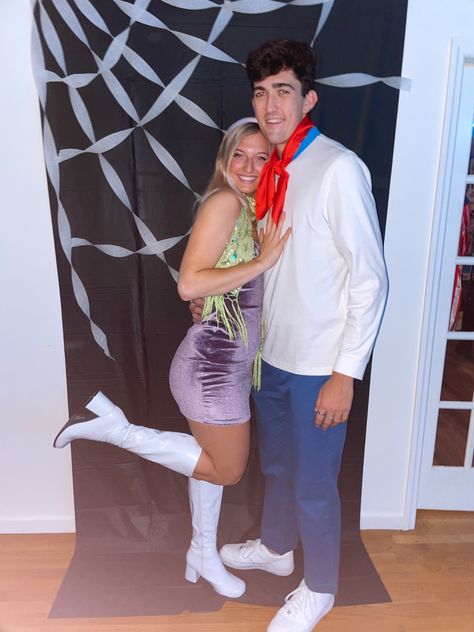 Blonde Daphne Costume, Diy Fred Scooby Doo Costume, Daphne Couples Costume, Fred And Velma Costume Couple, Freddy And Daphne Costume Couple, Freddie And Daphne Costume, Couples Costumes Blonde And Brunette, Freddy Scooby Doo Costume, 90s Cartoon Couples Costumes