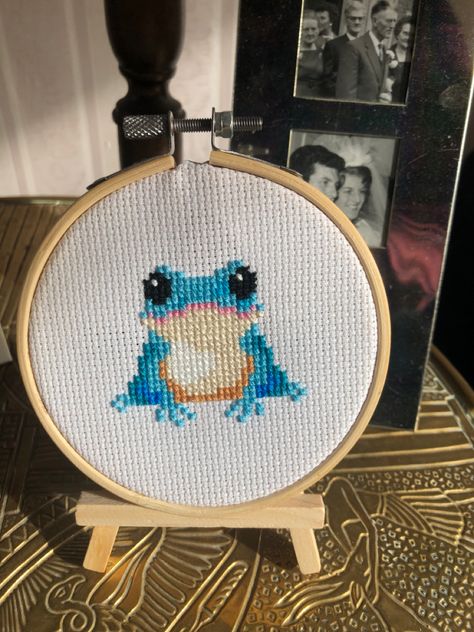 Frog Cross Stitch, Blue Frog, Rhinestone Designs Templates, Stitch Blue, Pixel Art Grid, Mini Cross Stitch, Pixel Art Pattern, Simple Cross Stitch, Handmade Charms