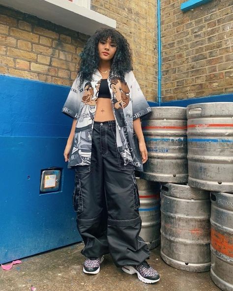 L o r e e e h h Ragazza Hip Hop, Look Hip Hop, Looks Hip Hop, Goth Outfit, Stile Hip Hop, Moda Streetwear, 90's Fashion, 90s Fashion Outfits, Tomboy Style Outfits