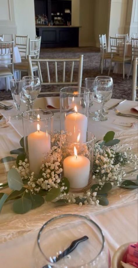 Simple Circle Table Centerpieces, Easy Reception Decorations, Simple Wedding Reception Tables, Couples Wedding Table Ideas, Wedding Candle Decorations, Japanese Inspired Wedding Decor, Farmhouse Table Wedding Centerpieces, May Wedding Centerpieces, Rehearsal Dinner Ideas Decorations Table