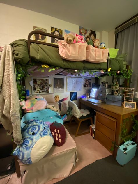 Shared Small Room Ideas, Dorm Room Ideas 3 People, Alternative Dorm Room Ideas, Dorm Room 2 People, Dorm Room With Couch, Dorm Inspo Cozy Double, Room Chill Corner, Dorm Room Designs Blue, Dorm Room Designs Green