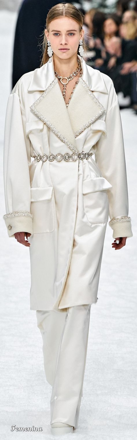 Chanel Fall/Winter 2019 -20 RTW Chanel Fall 2019, Embellished Coat, Chanel Style Jacket, Casual Chique, Chanel Collection, Moda Paris, Chanel Fashion, Vogue Paris, White Fashion