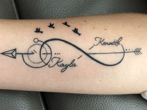 4 TOP 4 Tatuajes de Madres e Hijos y Simbolo Infinito con cuatro pajaros negros atravesado por flecha nombres Kayla y Kenneth Infinity Tattoo With Arrow, Cool Tattoos With Meaning, Vaness Wu, Pi Tattoo, Arm Cover Up Tattoos, Tattoo Infinity, Name Tattoo On Hand, Small Arrow Tattoos, Cute Tattoos On Wrist