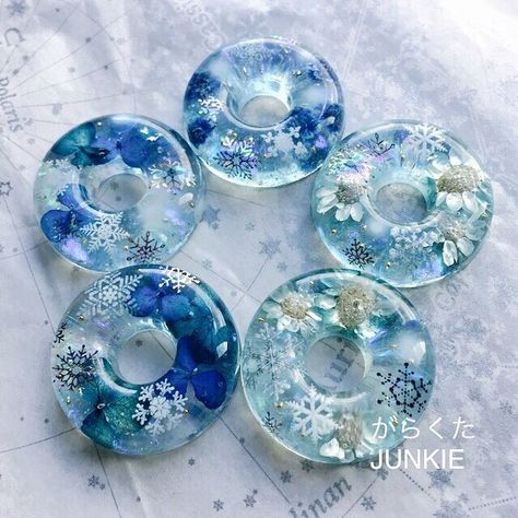 Winter themed resin jewelry ☆〜（ゝ。∂） Winter Resin Ideas, Pillow Stuffing, Flower Resin Jewelry, Resin Jewelry Diy, Resin Jewelry Making, Diy Resin Art, Diy Resin Crafts, Winter Themed, Resin Casting