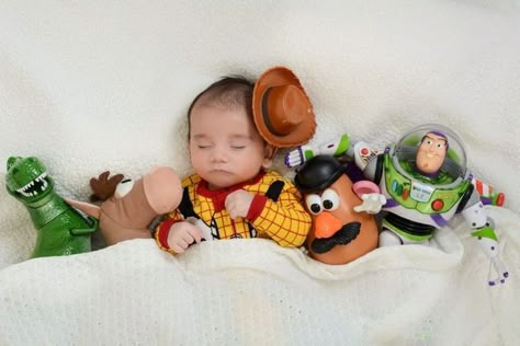 Toy Story Photoshoot Ideas, Toy Story Newborn Photography, Toy Story Newborn Pictures, Toy Story Baby Photoshoot, Toy Story Photo Shoot Ideas, Toy Story Photoshoot, Toy Story Nursery, Toy Story Baby, Baby Toys Newborn