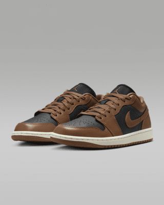 Air Jordan Brown, Brown And Black Outfits, Air Jordan 1 Low Women, Jordan 1 Low Women, Jordan 1 Low Shadow, Nike Air Jordan 1 Low, Brown Style, Brown Outfit, Air Jordan 1 Low