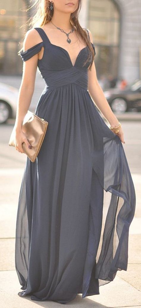 Off Shoulder Grey Bridesmaid Gown / http://www.himisspuff.com/bridesmaid-dress-ideas/9/ Sukienki Maksi, Mode Retro, Rocker Girl, Pnina Tornai, Wedding Dress Chiffon, فستان سهرة, Moda Vintage, Bridesmaid Gown, Maxi Skirts