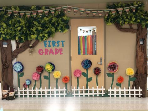 Flower Hallway School, Butcher Paper Classroom Decor, Garden Theme School Hallway, Flowers For Classroom Decoration, Flowers Classroom Theme, Plant Themed Classroom Door, Flower Classroom Decorations, Grow Together Classroom Theme, Growing Classroom Theme