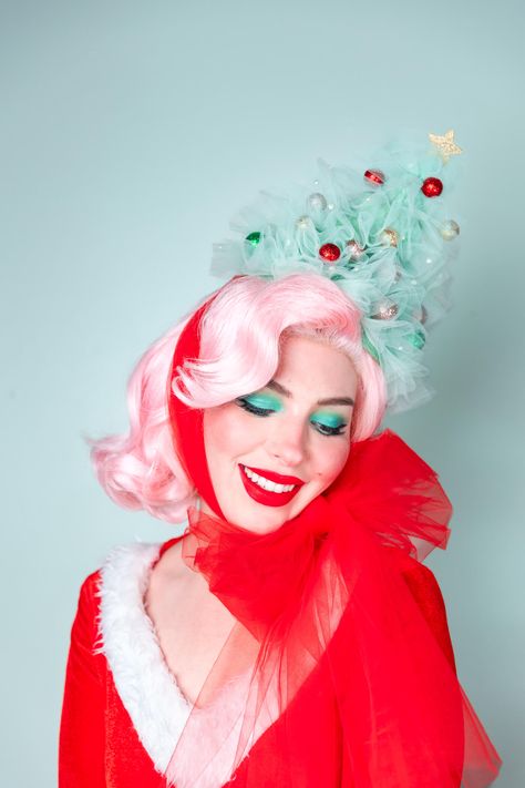 Make your own festive, vintage inspired DIY Christmas tree hat with this easy demonstration. Sewing is completely optional! Holiday Party Costume Ideas, Kids Christmas Costumes Diy, Christmas Tree Headband Diy, Vintage Christmas Tree Hat, Vintage Christmas Hair, Christmas Fascinator Diy, Christmas Headpiece Diy, Diy Christmas Headpiece, Retro Christmas Diy