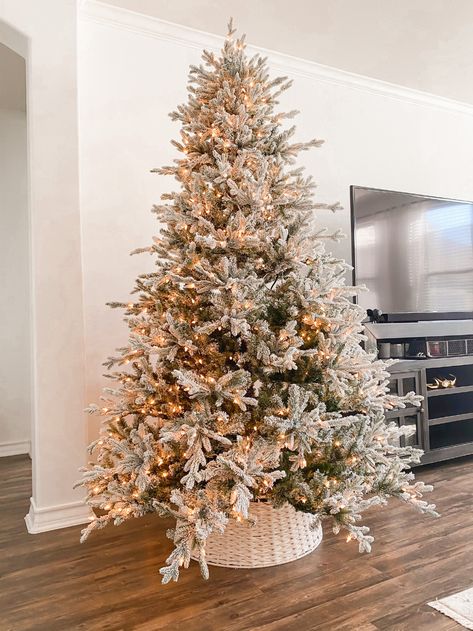 The perfect Frosted Christmas tree — Spanglish Fashion Light Only Christmas Tree, Snowy Christmas Tree Aesthetic, Frosted White Christmas Tree, Frosting Christmas Tree, Frosted Tree Christmas, Christmas Tree Frosted, Frosted Tree Decorations, Snowy Christmas Tree Ideas, Snowed Christmas Tree