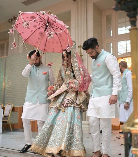 Groom Pakistani Wedding Outfits, Mehndi Look, Wedding Matching Outfits, Nikkah Outfit, Mayon Dresses, Punjabi Dress Design, Bride And Groom Outfits, Desi Wedding Dresses, Muslim Wedding Dresses