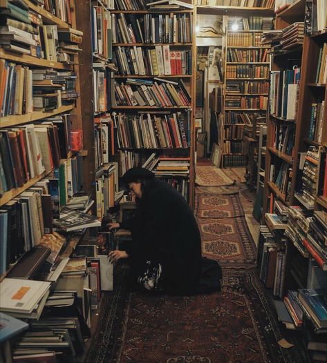 Dream Library, Chaotic Academia, Library Aesthetic, Dark Academia Aesthetic, Academia Aesthetic, I Love Books, Book Aesthetic, Love Book, Vintage Books