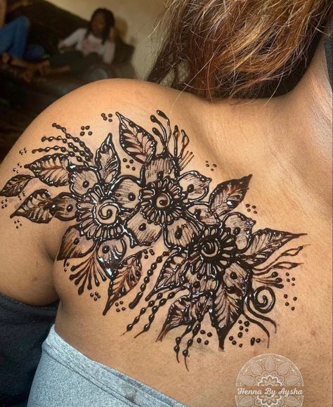 Henna Designs On Chest, Henna On Collar Bone, Chest Henna, Neck Henna, Henna Chest, Shoulder Henna, Body Henna, African Dress Patterns, Cute Henna Designs