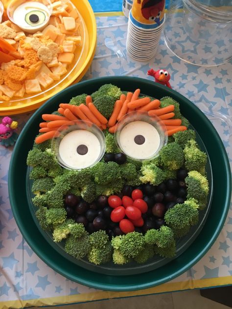 Sesame Street Charcuterie Board, Sesame Street Food Ideas, Oscar The Grouch Party, Sesame Street Snacks, Sesame Street Food, Oscar Theme, Creative Dinner, Street Snacks, Sesame Street Oscar