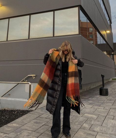 Plaid Scarf Outfit, Scarf Outfit Fall, Acne Scarf, Nyc Fashion Winter, Scarf Aesthetic, 70s Outfits, Scarf Outfit, Skiing Outfit, Zara Fashion