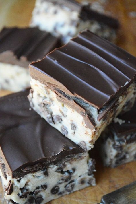 no-bake chocolate chip cookie dough bars --- no more sneaking bits of raw cookie dough on the sly - these bars are AMAZING! Chocolate Chip Cookie Dough Bars, No Bake Cookie Dough, Cookie Dough Bars, Pudding Dessert, Raw Cookie Dough, Cream Pies, Fingerfood Party, Chocolate Chip Cookie Dough, Yummy Sweets