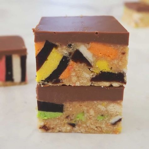 Licorice Allsorts Slice, Licorice Allsorts Cake, Licorice Slice, No Bake Slice, Liquorice Recipes, Jello Cookies, Diy Cookies, Slice Recipes, No Bake Slices