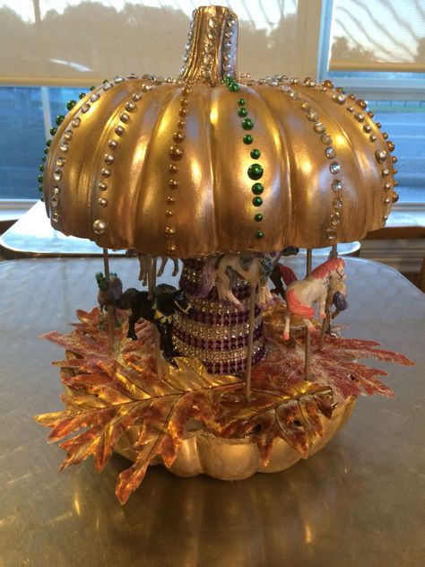 Carousel pumpkin! Carousel Pumpkin Decorating, Carousel Pumpkin Carving, Pumpkin Carousel, Jellyfish Pumpkin, Carousel Pumpkin, Pumpkin Contest Ideas, Pumpkin Diorama, Pumpkin Carving Pattern, Halloween Pumpkin Crafts