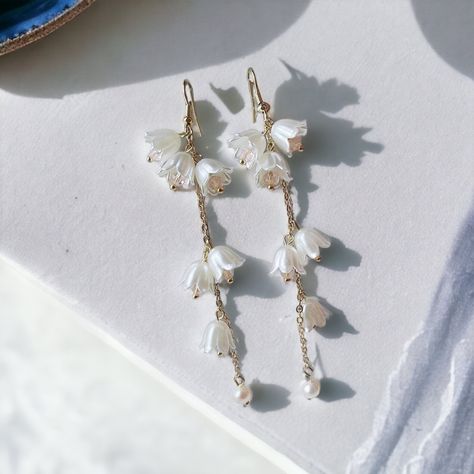 More on our lily of the valley earrings section:  https://www.etsy.com/shop/floralfenzy?ref=shop_sugg_market&section_id=42804670 🌸 Looking for a unique and elegant pair of earrings? Look no further than our Lily of the Valley style beaded earrings!  🌸 These earrings feature delicate and detailed beaded lily of the valley flowers in a simple white color, making them the perfect accessory for any outfit.  🌸 They're also incredibly lightweight and easy to wear, so you can keep them on all day long.  ✈️ Handling & Shipping usually takes about 10 days in total, so please consider the processing time if it's a time sensitive gift. 🌹 We are trying our best to package your orders with love and care ❤️ Hope you understand our processing time! ⚠️ Returns & Exchanges: We accept returns and exchan Dangly Flower Earrings, Lily Of The Valley Clothes, Lily Of The Valley Earrings, Deanna Core, Beaded Lily Of The Valley, Lily Of The Valley Jewelry, Homemade Earrings, Green Themed Wedding, Lily Of The Valley Flowers