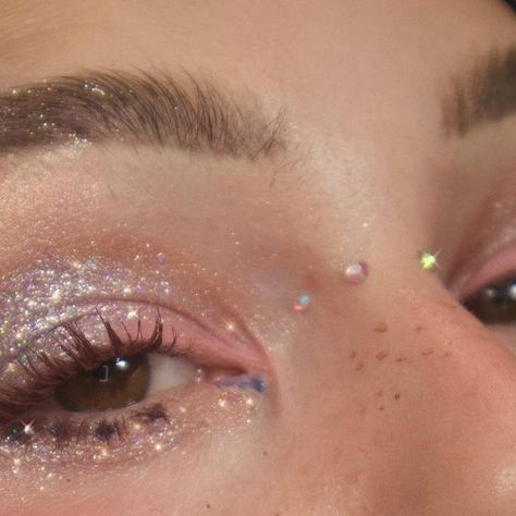 Glowy Sparkly Makeup, Colorful Glitter Makeup, Rhinestone Freckles, Light Fairy Makeup, New Years Make Up, Concert Makeup Glitter, Maybelline Age Rewind, Maybelline Age Rewind Concealer, Fat Oil