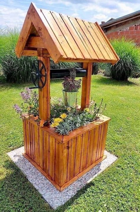 Wishing Well Garden, Diy Wishing Wells, Diy Garden Fountains, Garden Decor Projects, Diy Wooden Projects, Diy Backyard Landscaping, Scrap Wood Projects, Backyard Diy Projects, Garden Yard Ideas