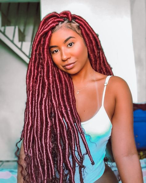 Faux locs vermelho no popular dread Twist Braids Vermelho, Tranças Faux Locs, Jumbo Locs, Box Dreads, Afro Dreads, Gold Braids, Braids With Shaved Sides, Dread Braids, Girl Hair Colors