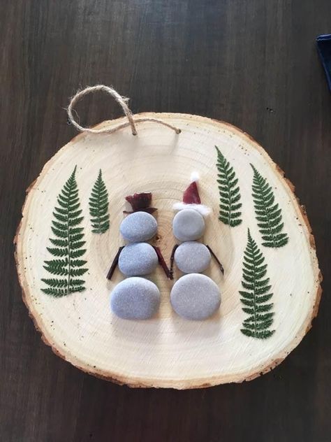 Pebble Art On Wood Slice, Pebble Christmas Ornaments, Pebble Art Ornaments, Pebble Art Christmas Ornaments, Christmas Pebble Art Ideas, Christmas Pebble Art, Snowman Couple, Driftwood Art Diy, Creative Kids Crafts