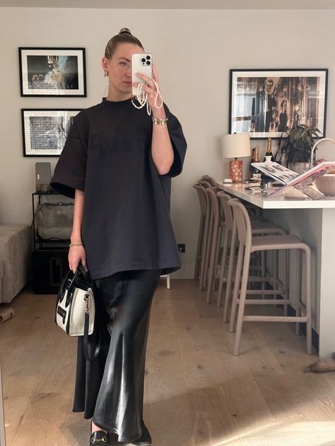 T Shirt Silk Skirt, Skirt And Long Shirt Outfit, Chic Oversized Tshirt Outfit, Tshirt And Silk Skirt, Black Silk Long Skirt Outfit, Chill Skirt Outfits, Long Silk Skirt Outfit Summer, Very Oversized Shirt Outfit, Satin Skirt And T Shirt