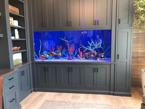 Basement Fish Tank Ideas, Dining Room Built In Bar, Built In Fish Tank, Built In Aquarium, Wall Aquarium Design, Room Aquarium, Fish Tank Wall, Dining Room Built In, Basement Designs