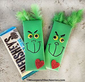 Grinch Presents Diy, Christmas Wrapped Candy Bars, Grinch Box Christmas Gifts, Grinch Candy Bar Wrapper, Candy Bar Christmas Ideas, Grinch Basket Ideas, Christmas Candy Bar Ideas, Grinch Gift Ideas, Grinch Party Favors