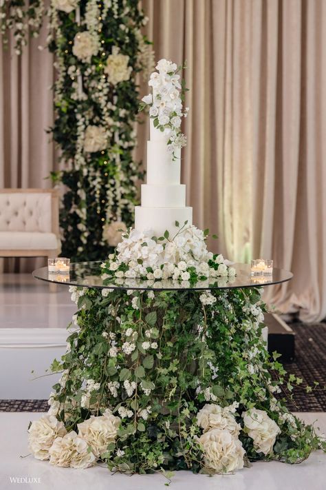 Wedding Cake Display Ideas, Secret Garden Wedding Theme, Wedding Reception Cake Table, Fairytale Backyard, Table Floral Decorations, Groom Wedding Band, Wedding Cake Table Decorations, Secret Garden Theme, Garden Wedding Cake