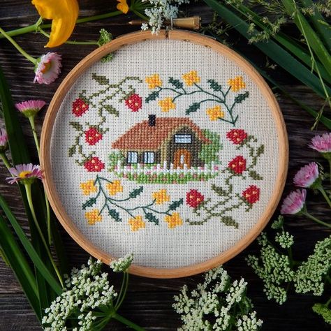 Cross Stitch Cottage, Strawberry Cross Stitch, Seasons Cross Stitch, House Cross Stitch, Cottage Summer, Linen Style Fashion, Stitch Stuff, Colour Photo, Summer Meadow