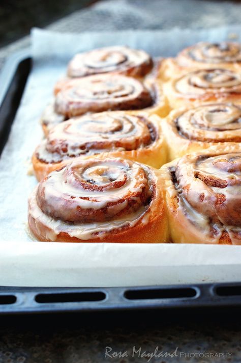 Rosa's Yummy Yums: BAILEYS CINNAMON ROLLS - CINNAMON ROLLS GLACÉS AU ... Recipes With Yeast, Gateaux Cake, Cinnamon Rolls Recipe, Sweet Roll, March 7, Rolls Recipe, The Pretty, Bread Baking, Cinnamon Rolls