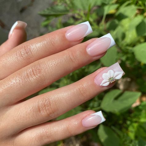 White French Tip Acrylic Nails With Flower, Medium French Tip Acrylic Nails With 3d Flowers, White Nail Designs Flower, Flower Nail Ideas Acrylic, White Flower Nails Short, 3d Flower Nails With French Tip, Simple Quince Nails Short, French Nails 3d Flower, Purple And White Nails Acrylic Short