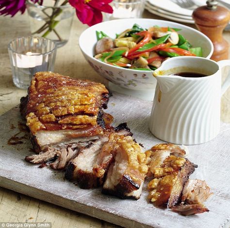 Asian belly of pork with stir-fried vegetables Roasted Pork Belly Recipe, Slow Roast Pork, Belly Pork, Dill Potatoes, Jerk Pork, Honey Pork, Family Supper, Pork Belly Recipes, Pork Stir Fry