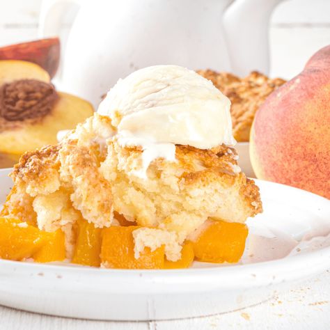 Peach Dinner Recipes, Slow Cooker Cobbler, Peach Dinner, Oven Peach Cobbler, Dutch Oven Cobbler, Dutch Oven Peach Cobbler, Crockpot Peach Cobbler, Homemade Peach Cobbler, Heavenly Recipes