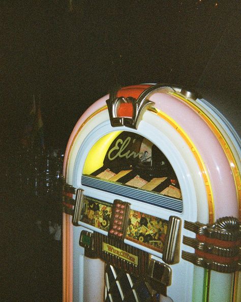 a pastel jukebox in a darkened bar, an ode to elvis Jukebox Aesthetic, 50s Jukebox Aesthetic, Vintage Jukebox Aesthetic, Pink Jukebox Aesthetic, 50s Jukebox Retro, Jukebox Vintage, Jazz Bar, Retro Vintage