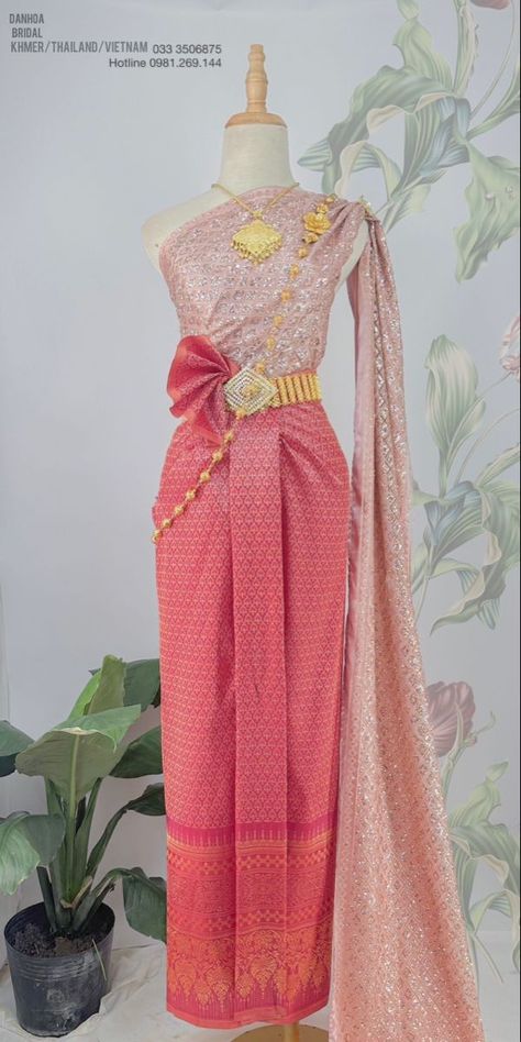 Khmer Clothes, Thailand Dress, Cambodian Dress, Thai Clothes, Bride Dress Simple, Thai Wedding, Traditional Dresses Designs, Thai Traditional Dress, Thai Dress