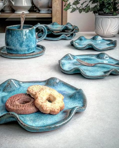 Joanna Dylowska on Instagram: "Dostępne w sklepiku ⬆️ talerzyki deserowe na coś słodkiego do kawki ☕😋💙Chwilo trwaj 💙#ceramika #pottery #poterie #ceramic #stoneware #rękodzieło_pl #inspiracje #dekoracjedladomu #keramika #rękodzieło_pl #cosslodkiego #plate #glaze #kuchenneinspiracje #rękodzieło #madebyhand #wystrójwnętrz #glazes #loveceramic #coffeemugsofinstagram #potterylover #ręcznierobione#kubek #rekodzielo_pl #herbata#polskaceramika #cośsłodkiego #kuchnia #cups" Glina Ideas, Love Ceramic, Ceramic Stoneware, Diy Ceramic, Pottery Bowl, Pottery Designs, Pottery Bowls, Ceramic Plates, Paper Mache