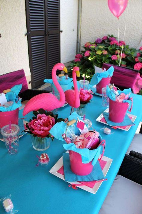 Flamingo Party Table Decor, Pool Party Centerpieces, Flamingo Pool Party, Flamingo Table, Pink Flamingo Pool, Birthday Flamingo, Flamingo Drink, Flamingo Pool Parties, Glamping Birthday